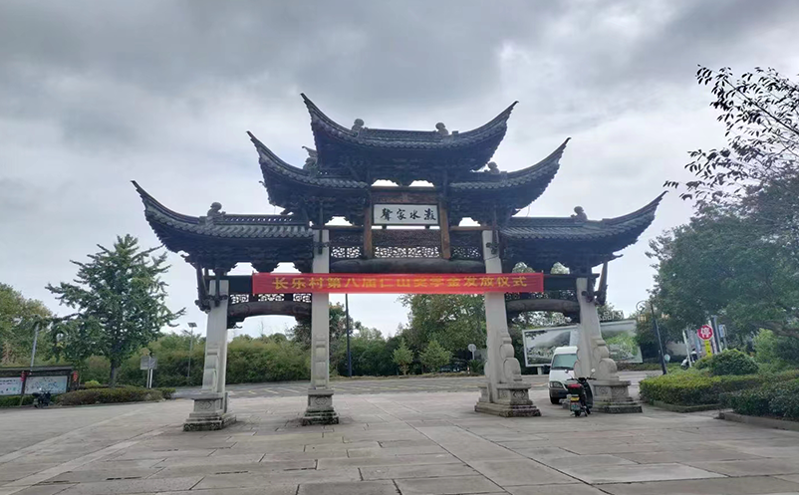 通过全域旅游智慧票务平台，智慧景区实现了全方位的大数据管理模式