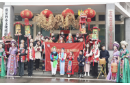 张家界“土家年·打灯拜年”非遗展演启幕 国际友人共庆新春
