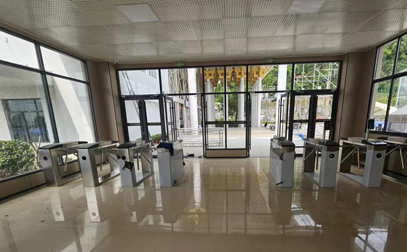 提速入园： 闸机票务系统，瞬时核验，减少游客等待